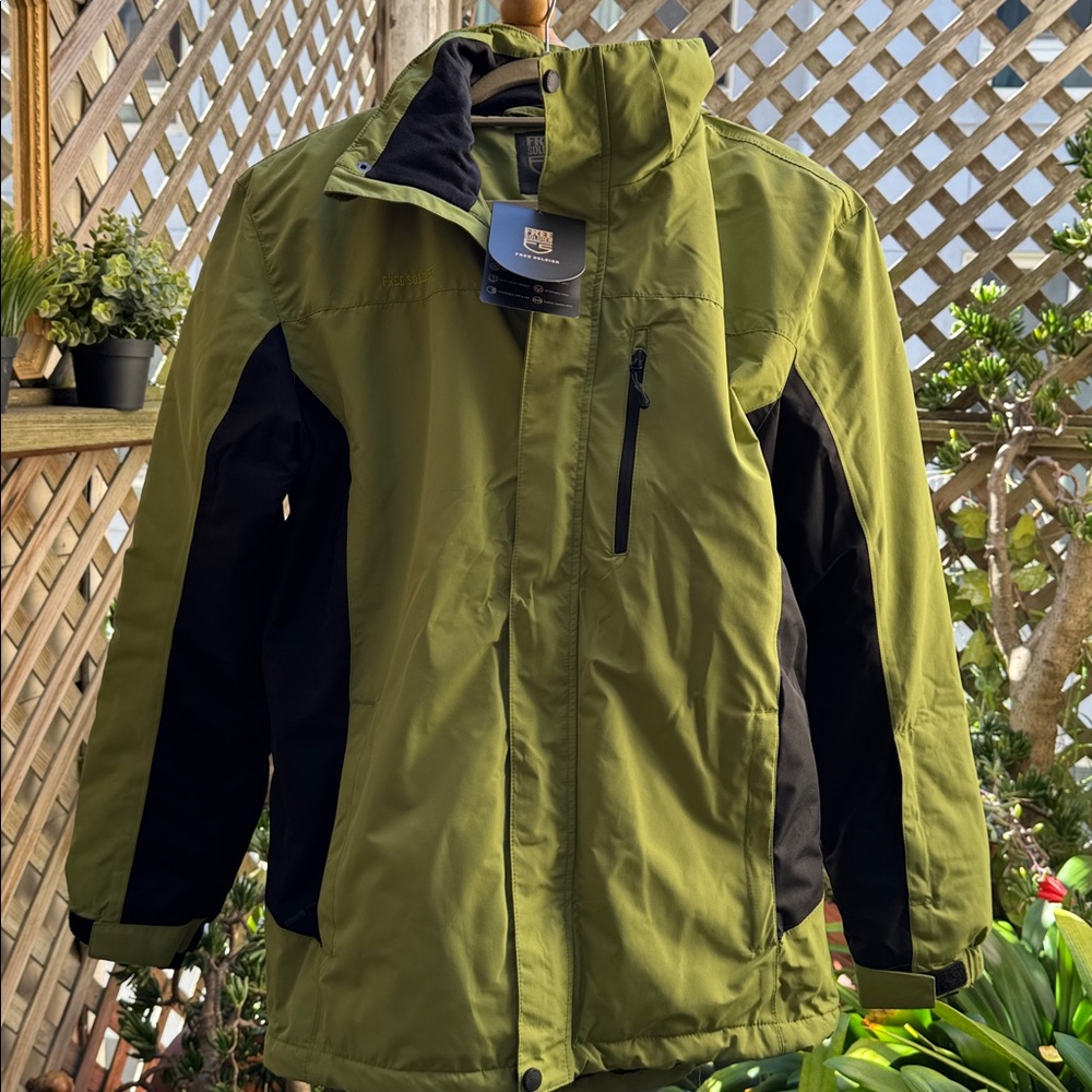 Free Soldier Man’s Waterproof Ski Jacket. Size Small, Green/Bk.  Rem. Hood. NWT